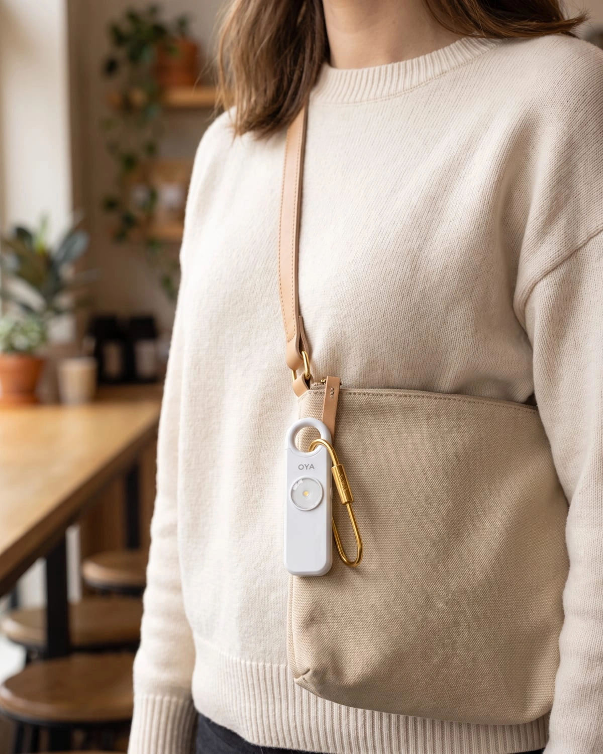 OYA Clear White, Anti-agression, sirène 130 dB et lampe, accrochée à une sangle de sac
