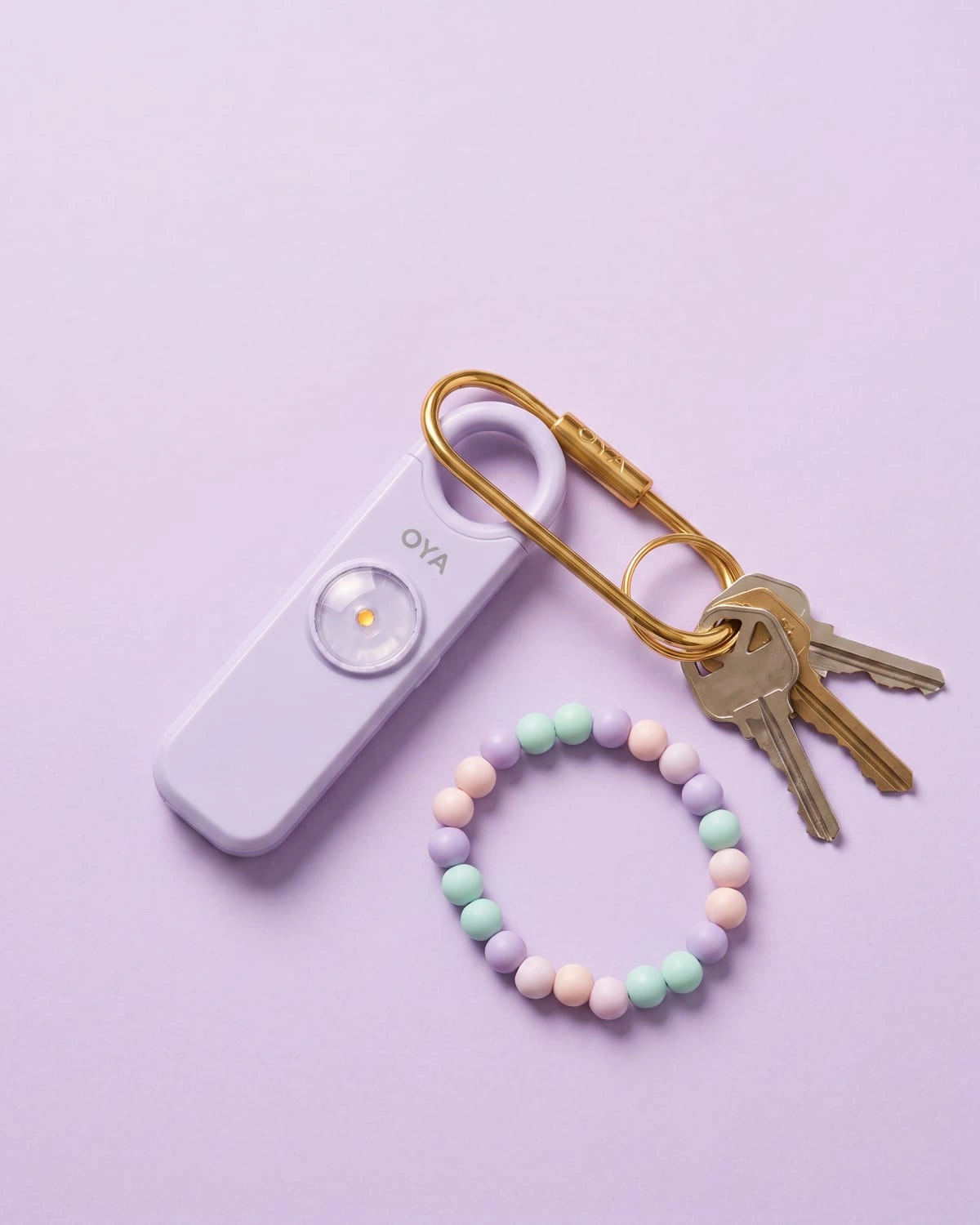 OYA Lilac Mist, Anti-agression, sirène 130 dB et lampe, posée à plat avec des clés